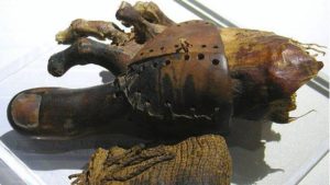 Dedo prostético del Antiguo Egipto hecho de madera y amarrado al pie con cuero