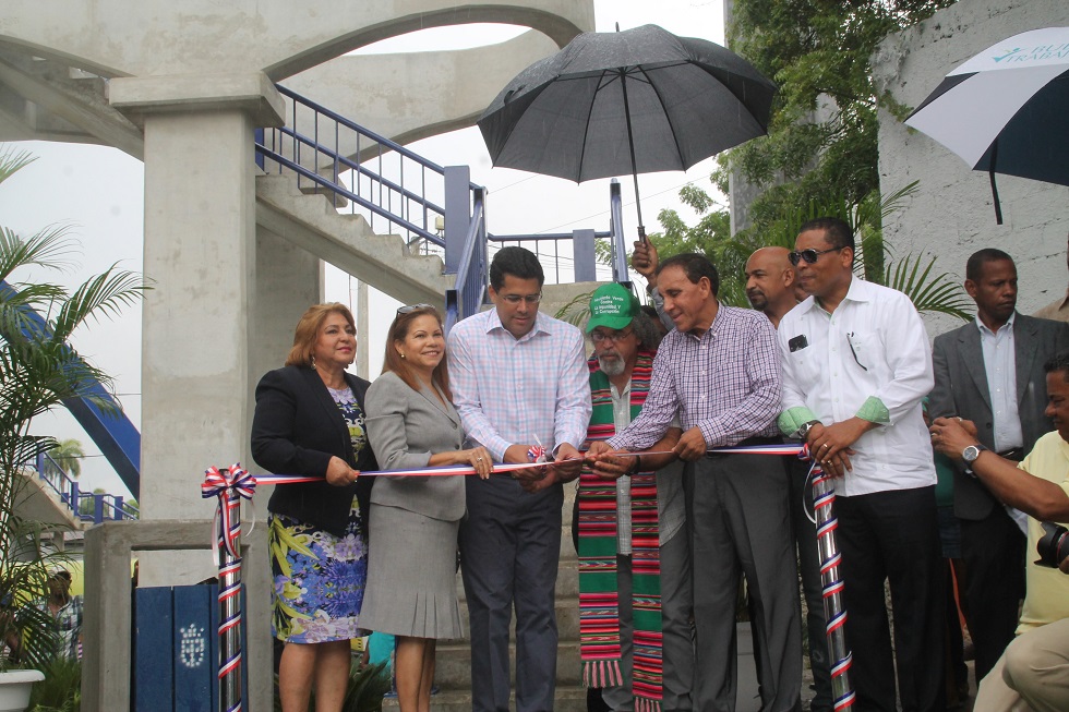 Alcalde David Collado inaugura puente peatonal en Cristo Rey construido por el ADN