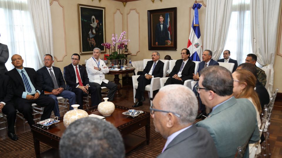 Gobierno en sesión permanente ante Irma: Danilo Medina se reúne con Comisión Nacional Emergencias
