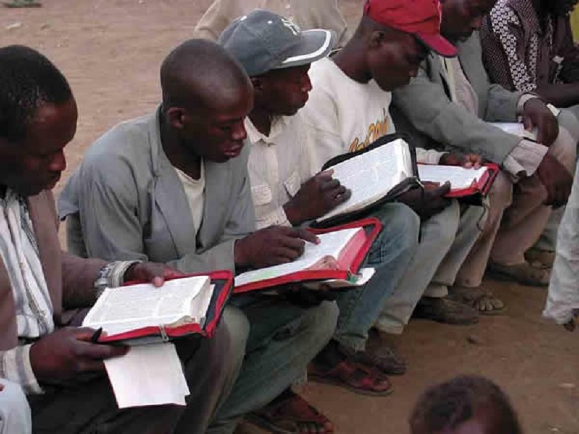 Africanos leyendo la biblia en Africa - Periodismo Y Sociedad