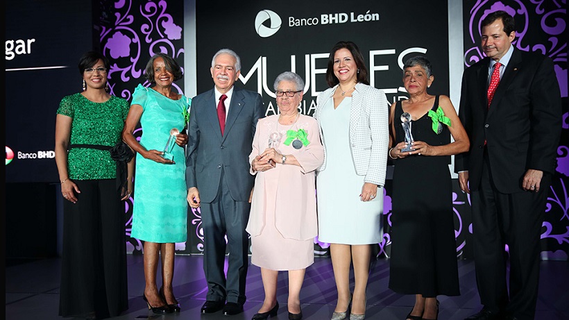 JPG: fuente externa premiacion Mujeres BHD VP en hotel Melia. Angel Gonzalez.