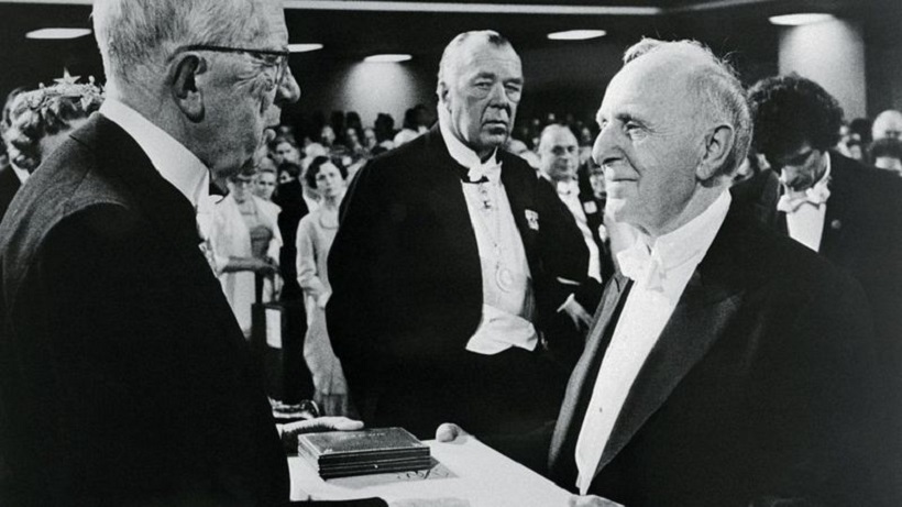 Kuznets quiso hacer algo muy distinto. Aquí está en 1971, recibiendo el premio Nobel de Economía.