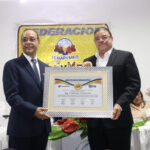 Ministro Francisco Camacho es reconocido por empresarios de Santiago