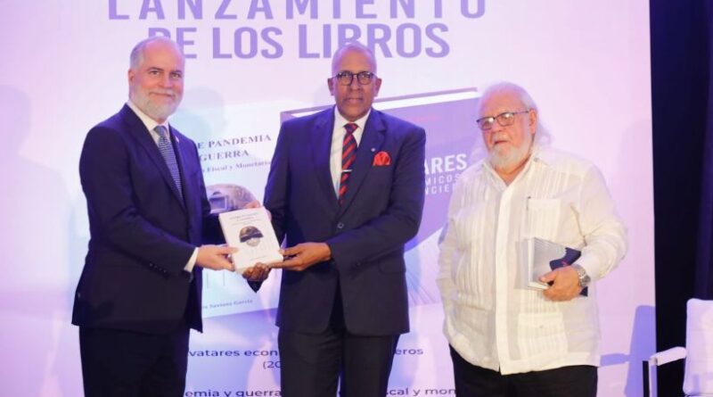 Contralor Félix Santana García pone a circular dos nuevas obras sobre economía y finanzas