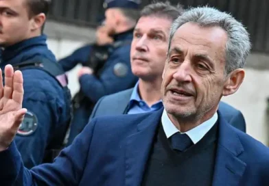 El expresidente francés Nicolas Sarkozy sale en libertad
