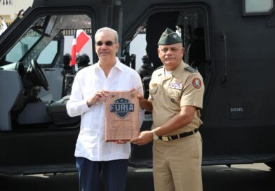 Presidente Abinader presenta vehículo militar “todoterreno” que se usaraa en la defensa de la Soberania Nacional