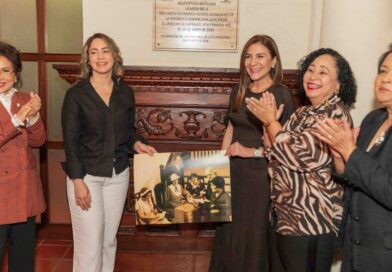 Develan tarja en honor a las sufragistas dominicanas Develan tarja en honor a las sufragistas dominicanas