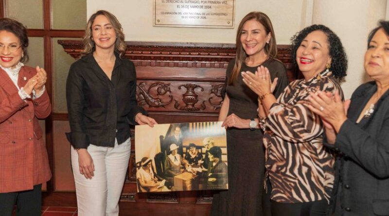 Develan tarja en honor a las sufragistas dominicanas Develan tarja en honor a las sufragistas dominicanas