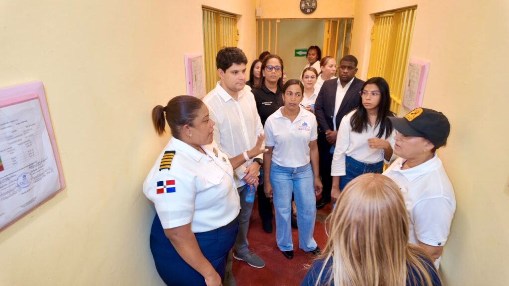 Funcionarios del Ministerio de Justicia recorren las instalaciones del centro Rafey Mujeres