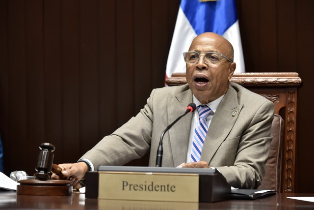 Alfredo Pacheco preside una sesión de la Cámara de Diputados de la República Dominicana.