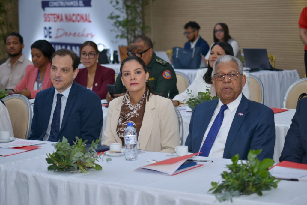 Autoridades y representantes institucionales durante la reunión sobre el Sistema Nacional de Derechos Humanos.