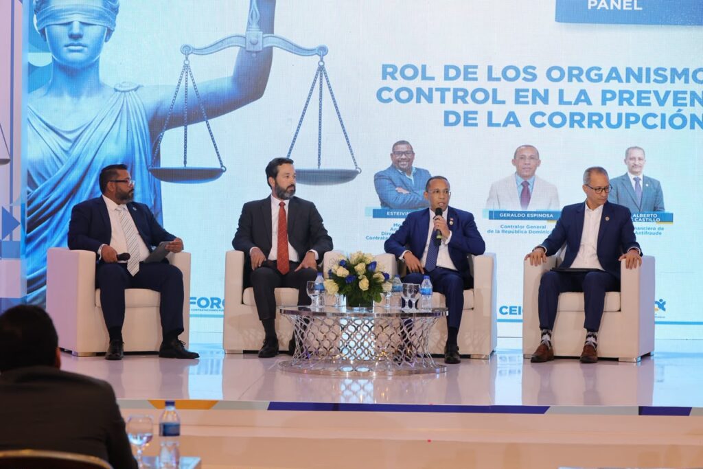 Geraldo Espinosa participa junto a otros panelistas en el debate sobre el papel de los organismos de control en la prevención de la corrupción.