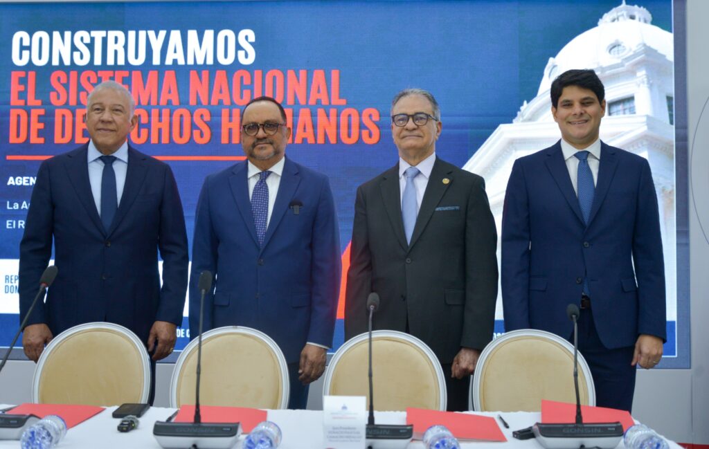 Autoridades en la mesa principal de la reunión para construir el Sistema Nacional de Derechos Humanos.
