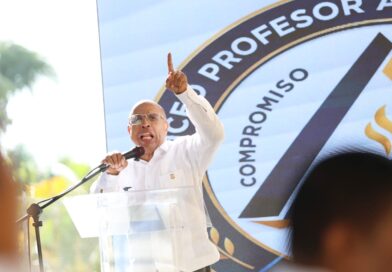Alfredo Pacheco encabeza inicio del año escolar en Santo Domingo Oeste