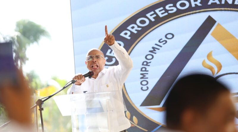 Alfredo Pacheco habla durante el inicio del año escolar 2026-2027 en el Liceo Profesor Andrés Navarro.