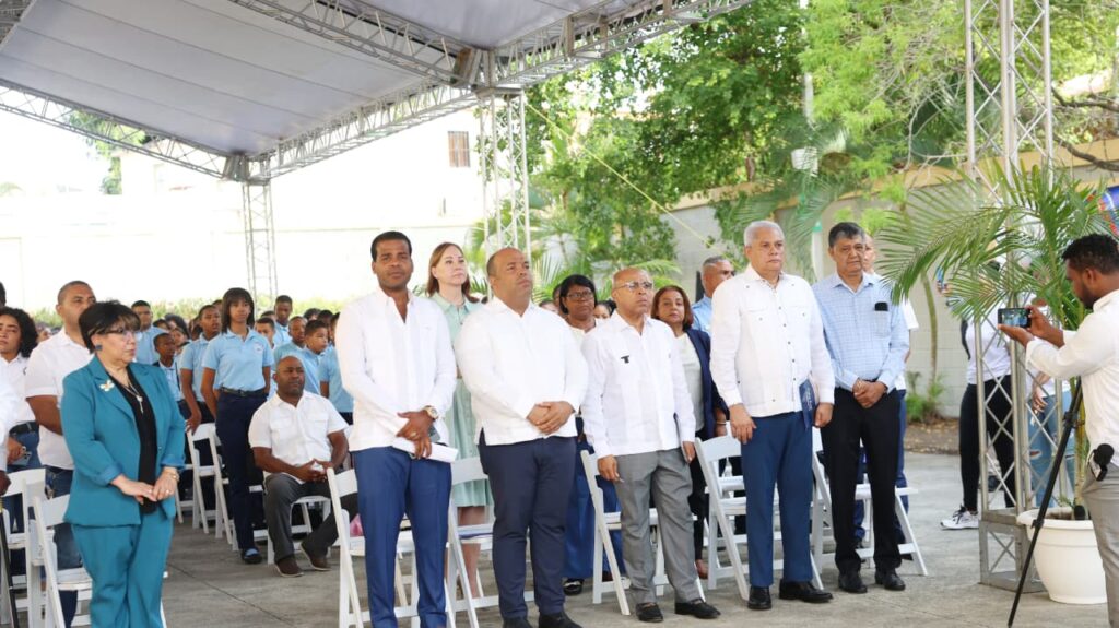 Alfredo Pacheco junto a autoridades, docentes y estudiantes durante la apertura del año escolar en Bayona.
