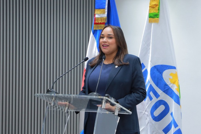 Dharuelly Leany D’Aza habla durante la certificación de colaboradores de la Cámara de Diputados