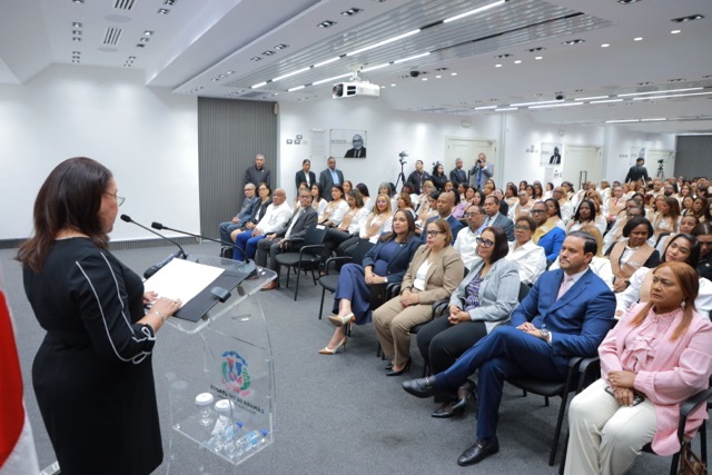 olaboradores de la Cámara de Diputados durante la ceremonia de certificación del INFOTEP