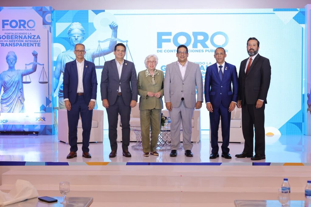 Autoridades reunidas en el Foro de Contrataciones Públicas sobre gobernanza y transparencia