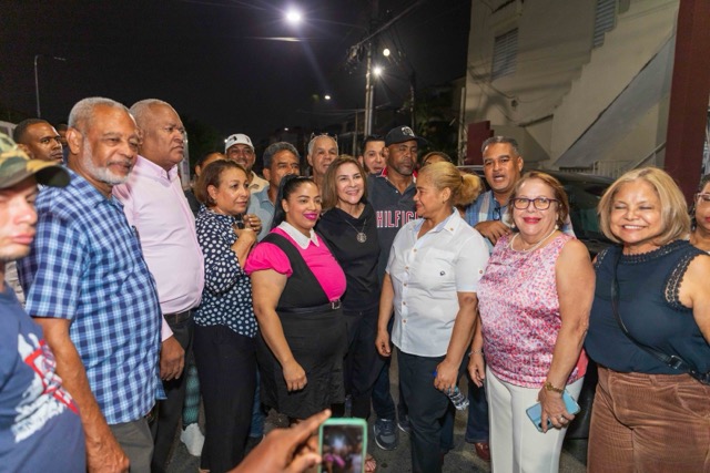 Carolina Mejía junto a residentes durante un recorrido por sectores iluminados del Distrito Nacional