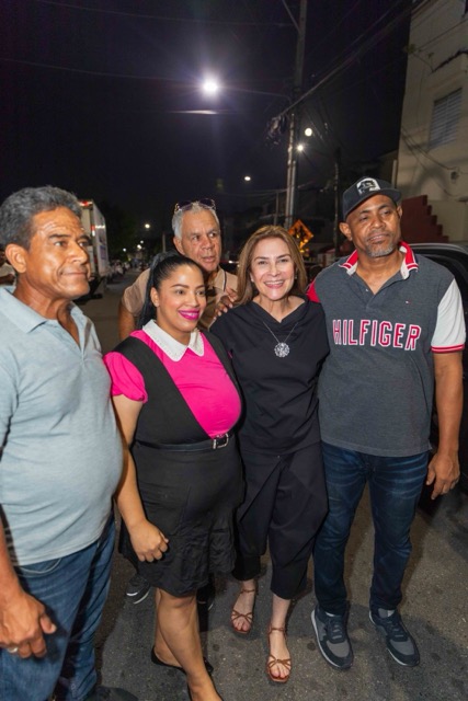 Carolina Mejía conversa con residentes de La Agustina durante un recorrido nocturno