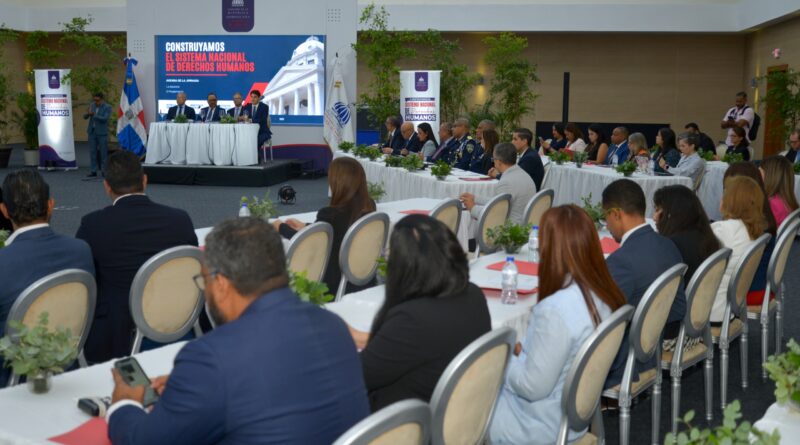 Representantes del Estado reunidos para analizar el Reglamento del Sistema Nacional de Derechos Humanos.