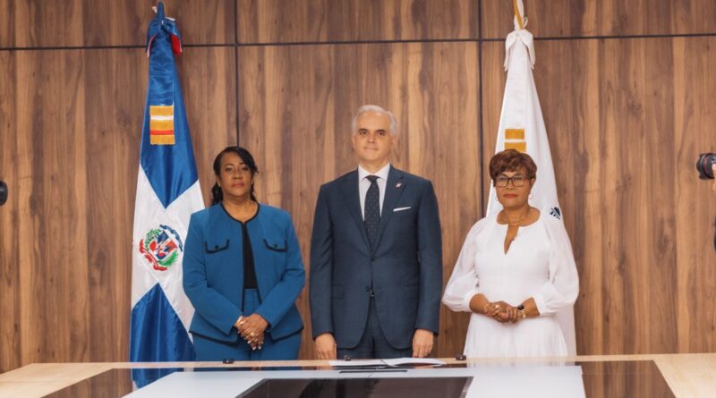 Xiomara Guante junto a Luis Miguel De Camps y Josefa Castillo durante su juramentación en el INAIPI