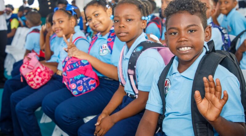 Estudiantes uniformados con sus mochilas durante el inicio del año escolar 2026-2027.