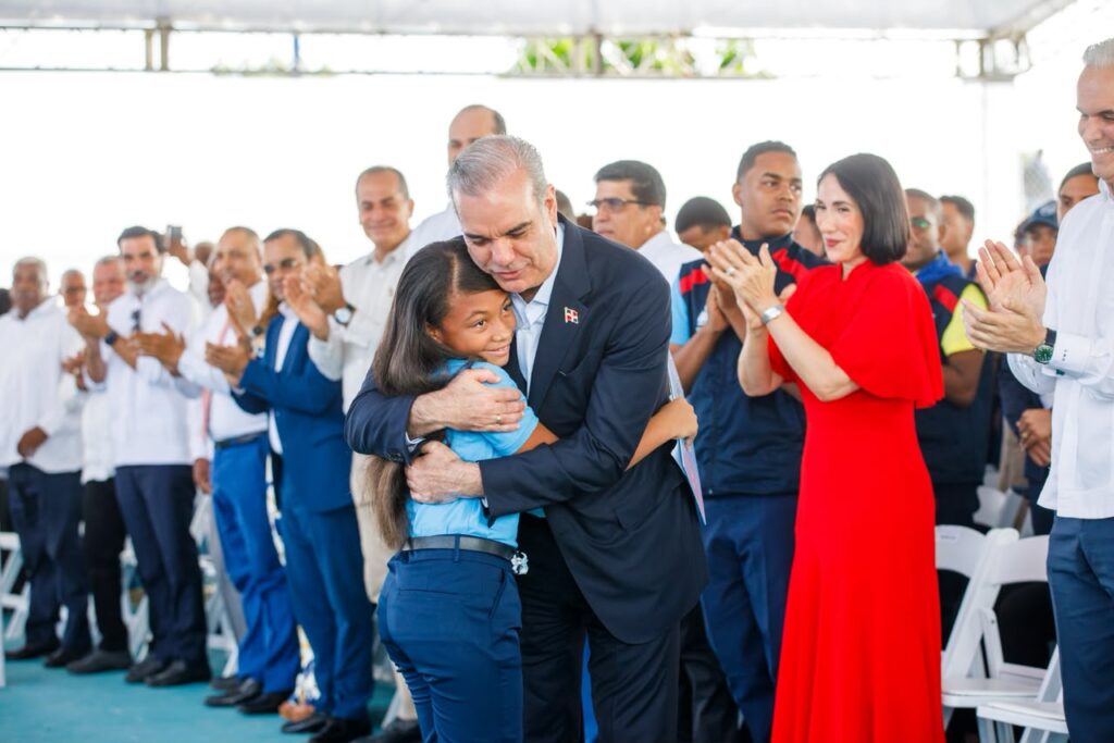 Presidente Luis Abinader abraza a una estudiante durante el acto de apertura del año escolar.