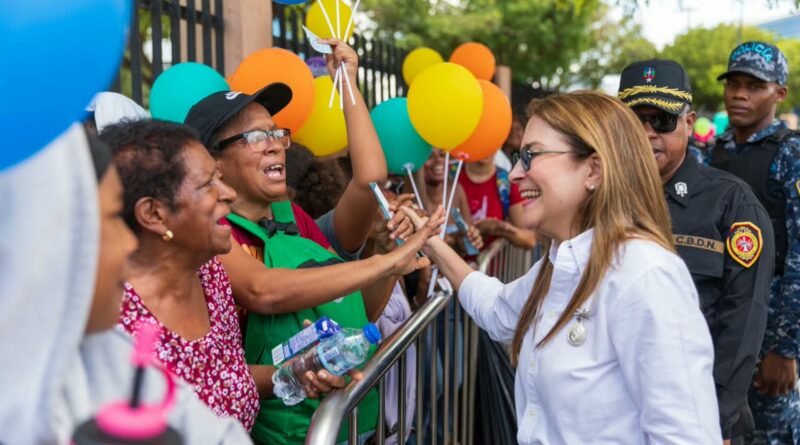 Carolina Mejía saluda a participantes de Plásticos por Útiles Escolares 2026.