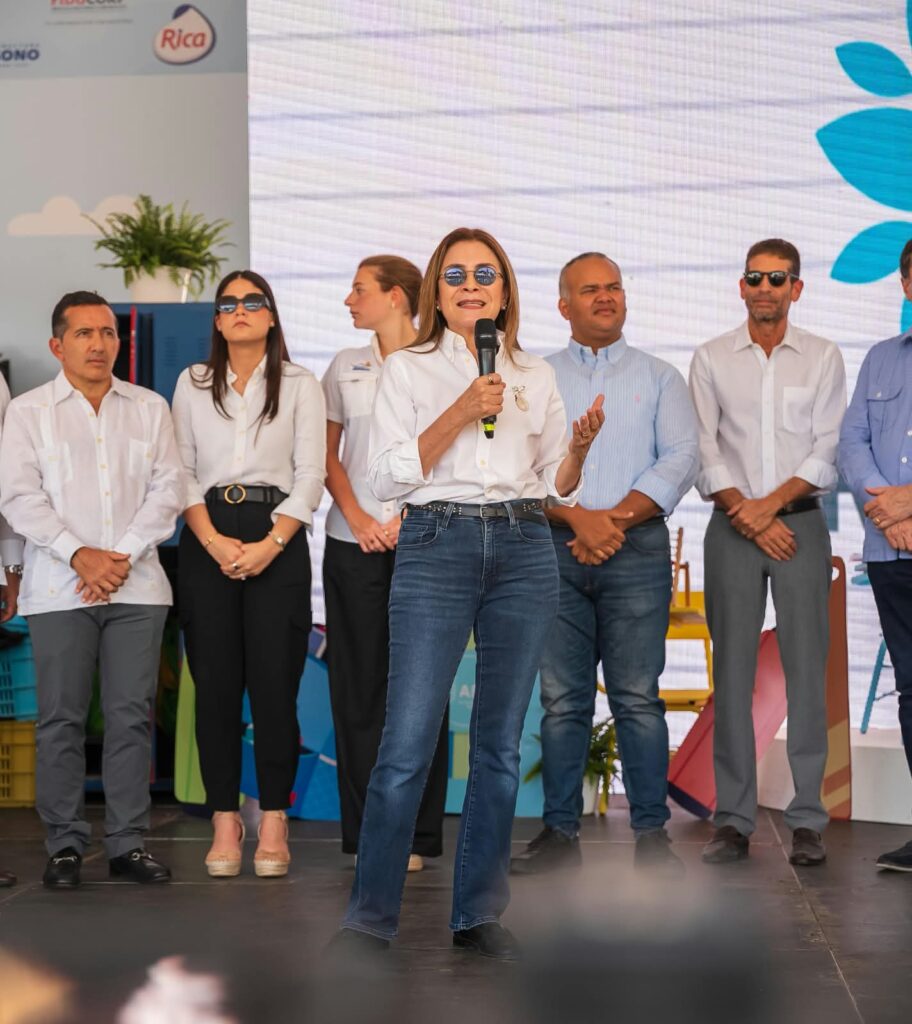 Carolina Mejía pronuncia las palabras de cierre de Plásticos por Útiles Escolares 2026.
