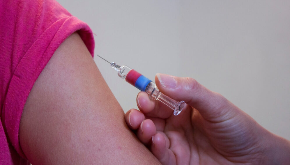 Persona recibe una vacuna como medida de prevención de enfermedades