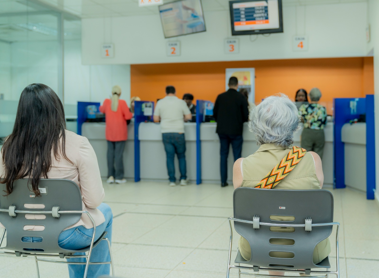 Clientes esperan atención frente a los mostradores de una oficina comercial de Edesur.