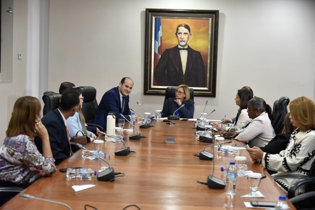 Suplidores suspendidos por el INABIE durante reunión con diputados sobre alimentación escolar