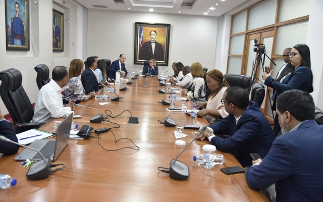 Legisladores se reúnen con el director del INABIE para examinar el Programa de Alimentación Escolar