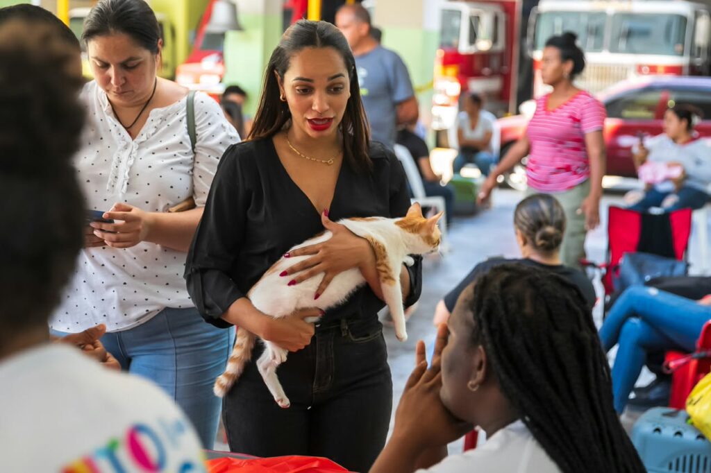 Mujer sostiene un gato durante jornada de bienestar animal en Santo Domingo