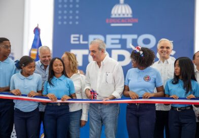 Presidente Abinader inaugura techado de centro educativo en Cambita para beneficiar a 700 estudiantes Presidente Abinader inaugura techado de centro educativo en Cambita para beneficiar a 700 estudiantes