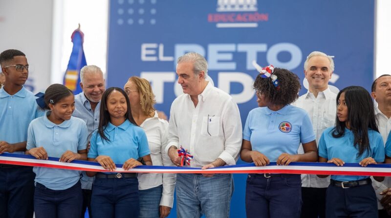 Presidente Luis Abinader inaugura techado del Centro Educativo en Artes Antonio Garabitos en Cambita