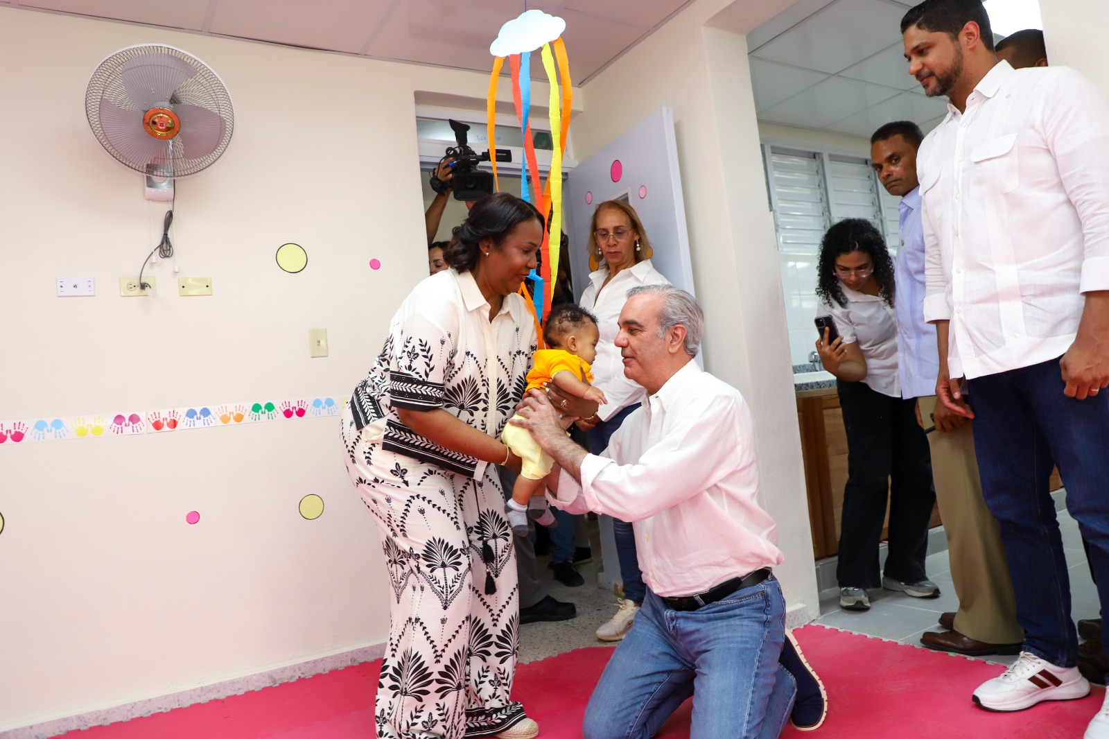 Luis Abinader comparte con niños durante la inauguración del CAIPI Canastica