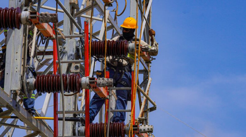 Técnico de ETED realiza mantenimiento en una infraestructura de transmisión eléctrica