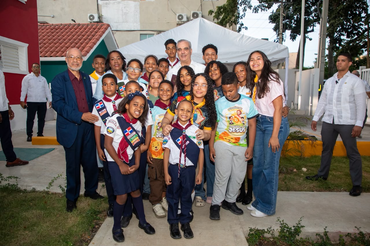 Presidente Luis Abinader junto a niños y jóvenes durante inauguración del CAIPI República de Colombia