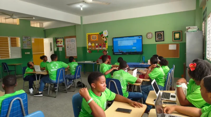 Estudiantes dominicanos trabajan con computadoras dentro de un aula