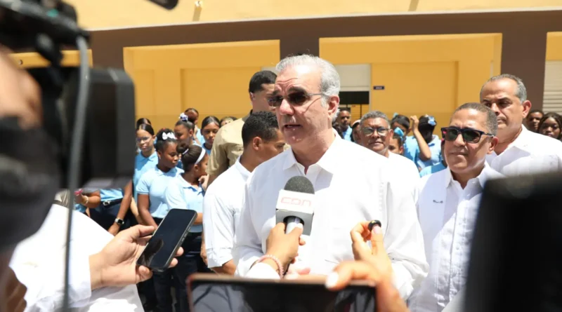 Presidente Luis Abinader habla con periodistas sobre la investigación relacionada con Senasa en Puerto Plata