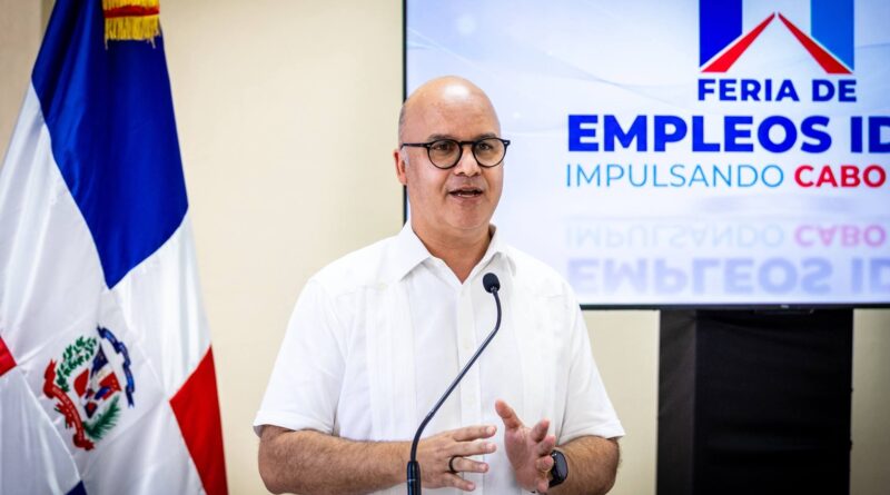 Igor Rodríguez Durán durante Feria de Empleos del IDAC en Pedernales
