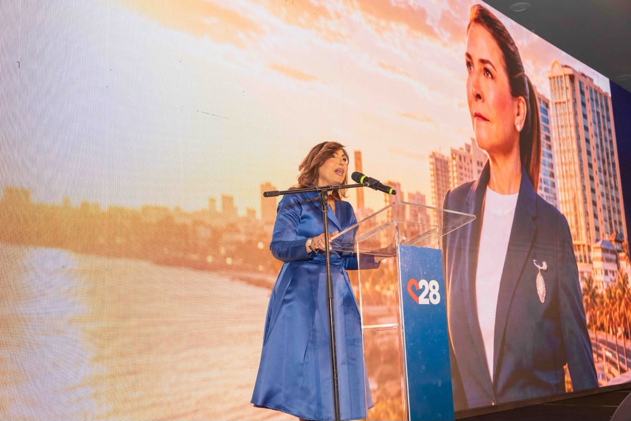 Geanilda Vásquez habla desde el podio del proyecto Carolina 2028