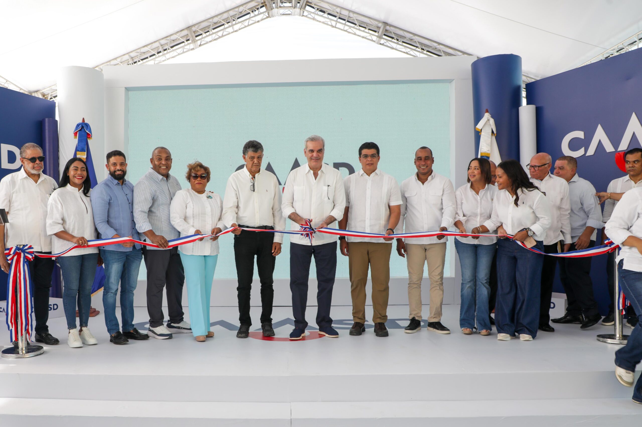 Luis Abinader durante inauguración de obras de saneamiento en Santo Domingo Oeste