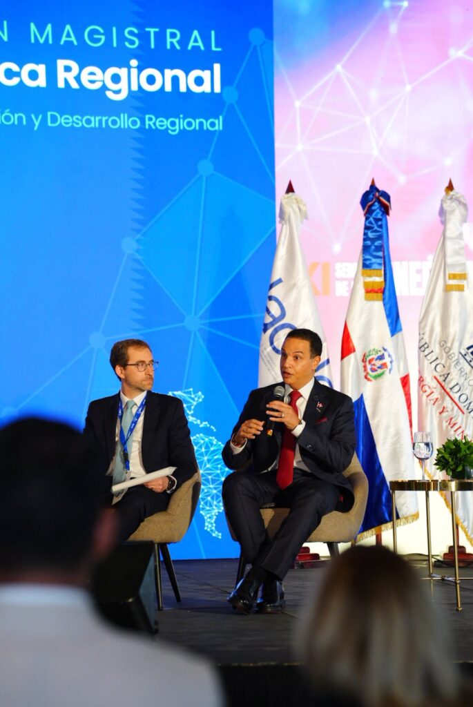Representante de ETED durante Panel de Integración Eléctrica Regional