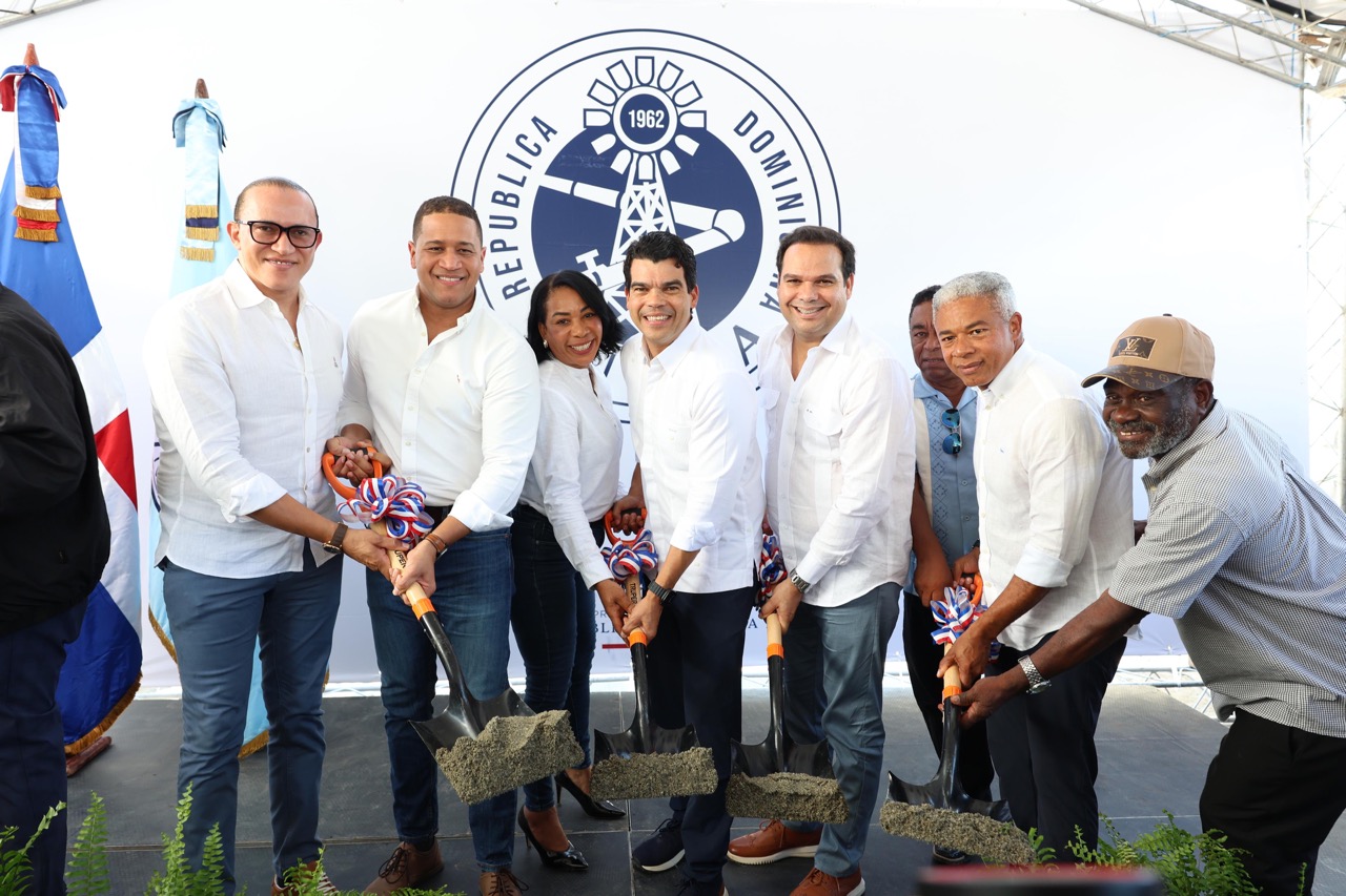 Autoridades y representantes comunitarios participan en el primer palazo del alcantarillado sanitario de El Córbano, San Juan.