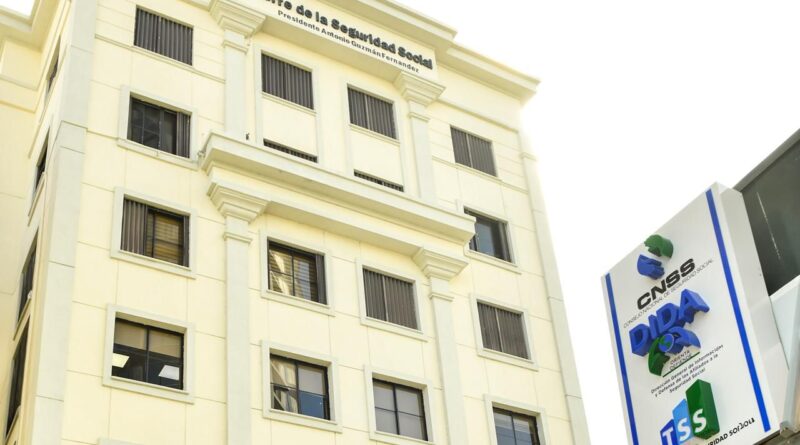 Fachada de la Torre de la Seguridad Social con un letrero del CNSS, la DIDA y la TSS.