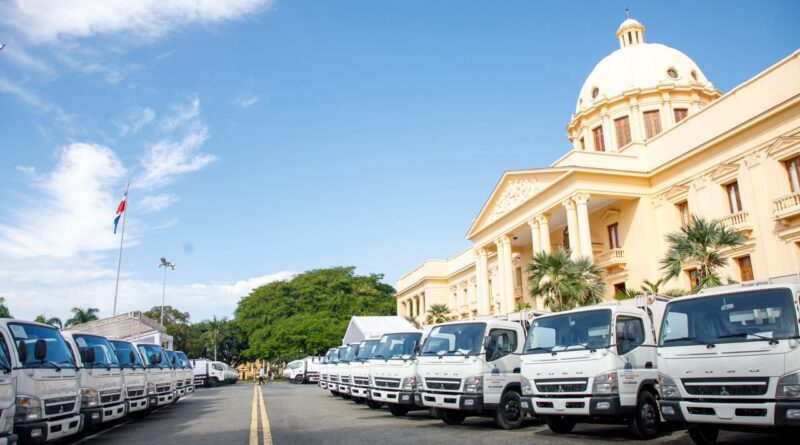 Camiones compactadores entregados a municipios y distritos municipales
